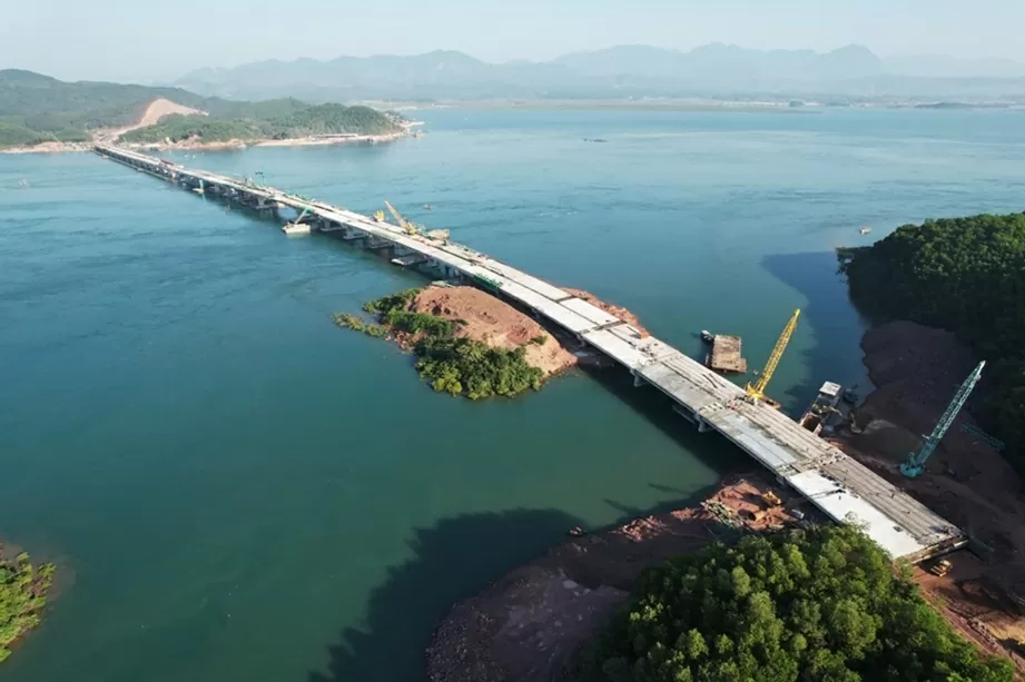 Cầu Vân Tiên - cây cầu dài nhất tuyến cao tốc Vân Đồn - Móng Cái và dài nhất tỉnh Quảng Ninh đã hợp long. (Nguồn: BQN)