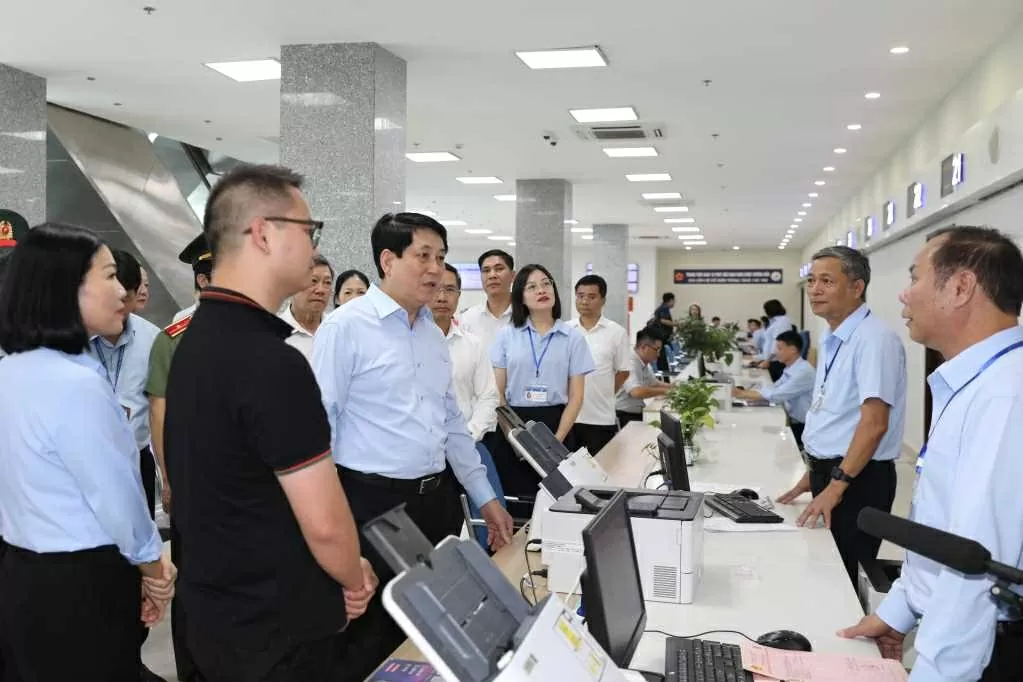 Chủ tịch nước Lương Cường kiểm tra Trung tâm Phục vụ hành chính công tỉnh sau khi thực hiện chính quyền địa phương 2 cấp. (Nguồn BQN) Chủ tịch nước Lương Cường kiểm tra Trung tâm Phục vụ hành chính công tỉnh sau khi thực hiện chính quyền địa phương 2 cấp. (Nguồn BQN)