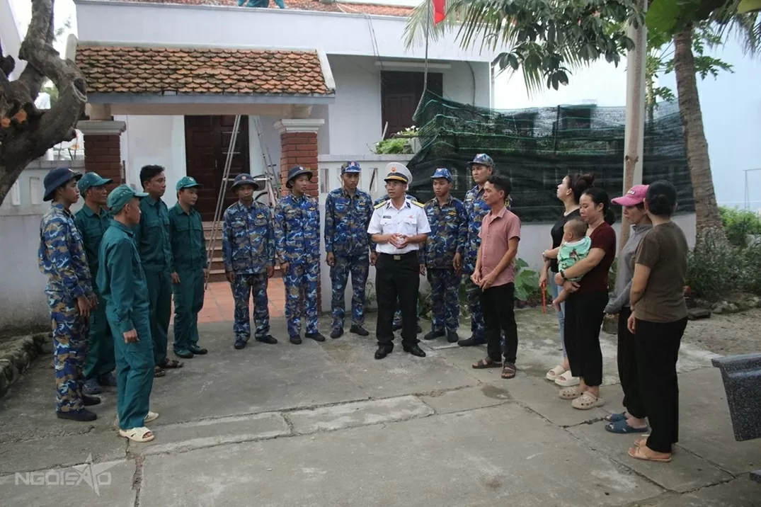 Chỉ huy đảo Song Tử Tây tuyên truyền về bão số 13 cho các hộ dân trên đảo. (Ảnh: Ngọc Ánh) Chỉ huy đảo Song Tử Tây tuyên truyền về bão số 13 cho các hộ dân trên đảo. (Ảnh: Ngọc Ánh)