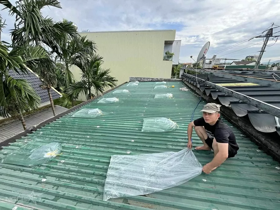 Người dân chằng chống nhà cửa, đưa thuyền lên bờ tránh bão Kalmaegi Người dân chằng chống nhà cửa, đưa thuyền lên bờ tránh bão Kalmaegi