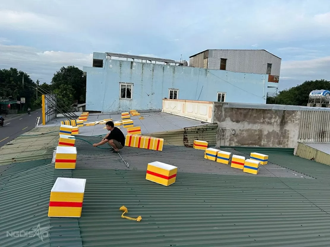 Người dân chằng chống nhà cửa, đưa thuyền lên bờ tránh bão Kalmaegi