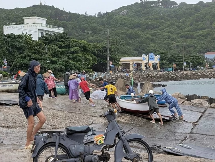 Người dân chằng chống nhà cửa, đưa thuyền lên bờ tránh bão Kalmaegi