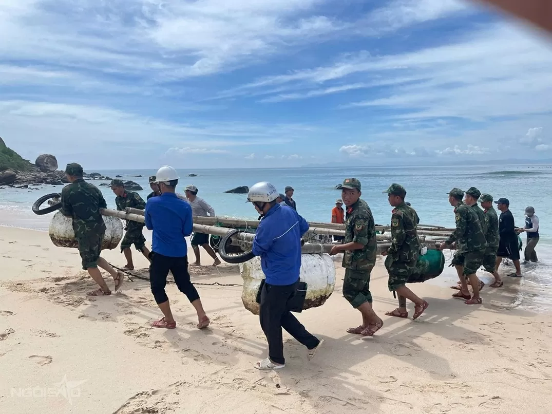 Người dân chằng chống nhà cửa, đưa thuyền lên bờ tránh bão Kalmaegi