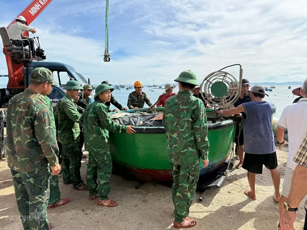 Người dân chằng chống nhà cửa, đưa thuyền lên bờ tránh bão Kalmaegi