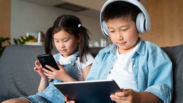 Hình mẫu xấu trên mạng xã hội: Ai chịu trách nhiệm?