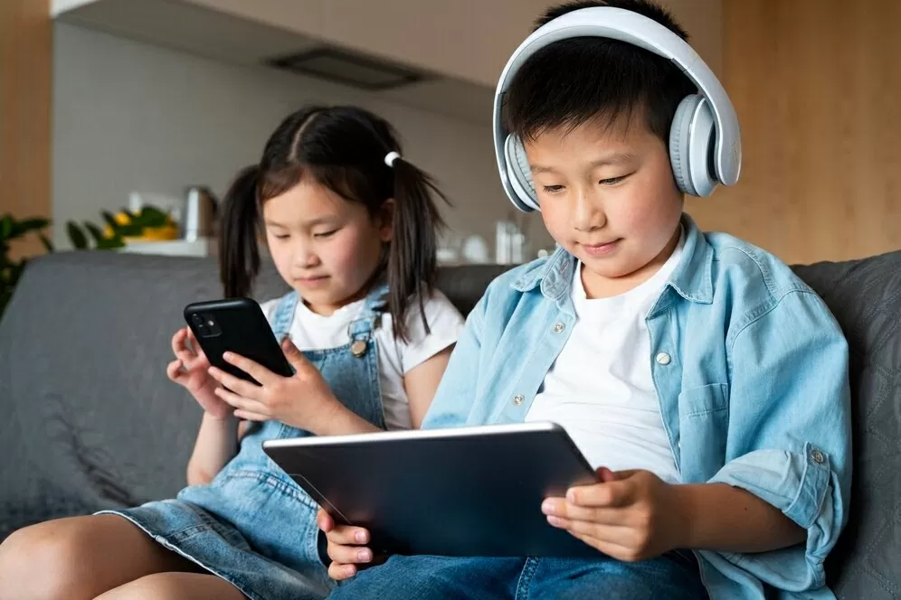 Hình mẫu xấu trên mạng: Ai chịu trách nhiệm?