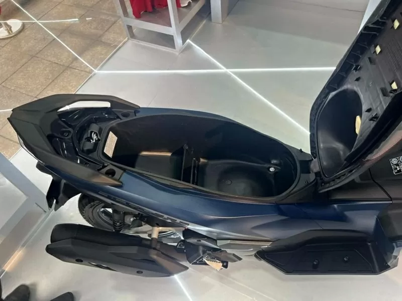 Khoang chứa đồ dưới yên tiếp tục là một điểm mạnh của Air Blade 2026, khi vẫn nằm trong nhóm lớn nhất phân khúc.