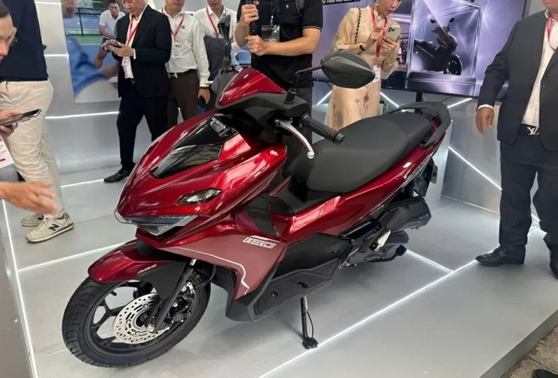 Cả hai phiên bản của Honda Air Blade 2026 đều được trang bị phuộc trước ống lồng, giảm chấn thủy lực và phuộc sau lò xo trụ.