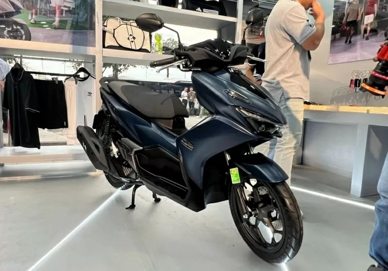 Honda Air Blade 2026 vẫn giữ DNA thiết kế mạnh mẽ và thể thao đặc trưng, nhưng tái thiết kế toàn bộ cụm đầu và đuôi xe.