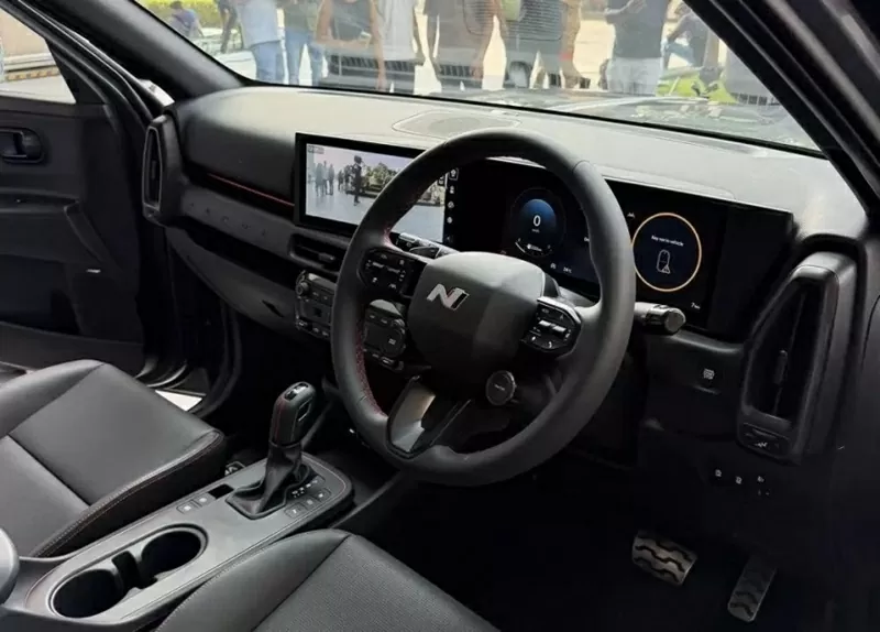 Xe sử dụng vô-lăng ba chấu kiểu mới và bảng điều khiển trung tâm được tinh chỉnh lại cho cảm giác cao cấp hơn.