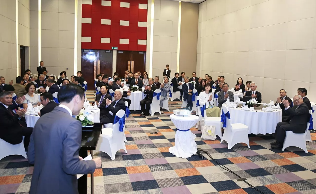 Thứ trưởng Đặng Hoàng Giang gửi lời chúc mừng kỷ niệm 30 năm thành lập Hội hữu nghị Nhật - Việt khu vực Kansai. (Ảnh: Thành Long)