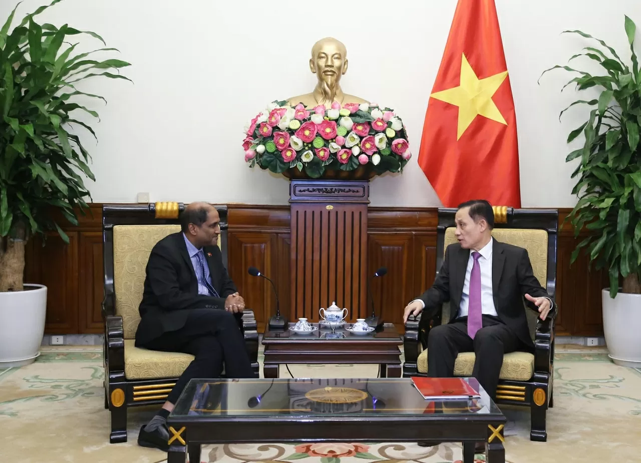 Bí thư Trung ương Đảng, Bộ trưởng Ngoại giao Lê Hoài Trung chúc mừng Đại sứ Jaya Ratnam hoàn thành xuất sắc nhiệm vụ tại Việt Nam. 