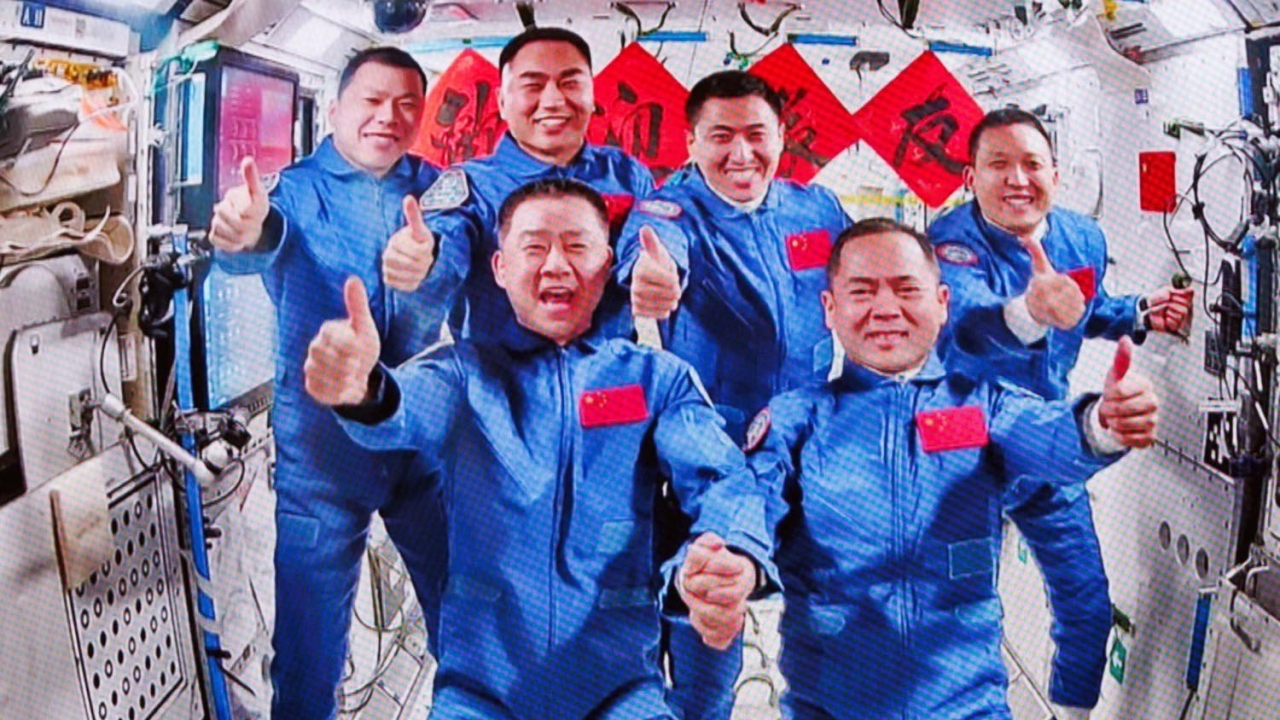 Trung Quốc hoãn đưa phi hành gia về Trái đất do nghi bị mảnh vỡ va chạm