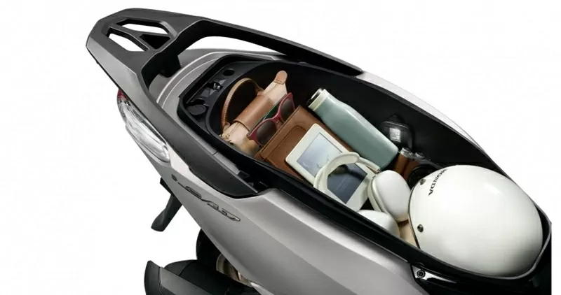 Honda Lead 2026 tiếp tục ghi điểm với cốp chứa đồ rộng 37 lít.