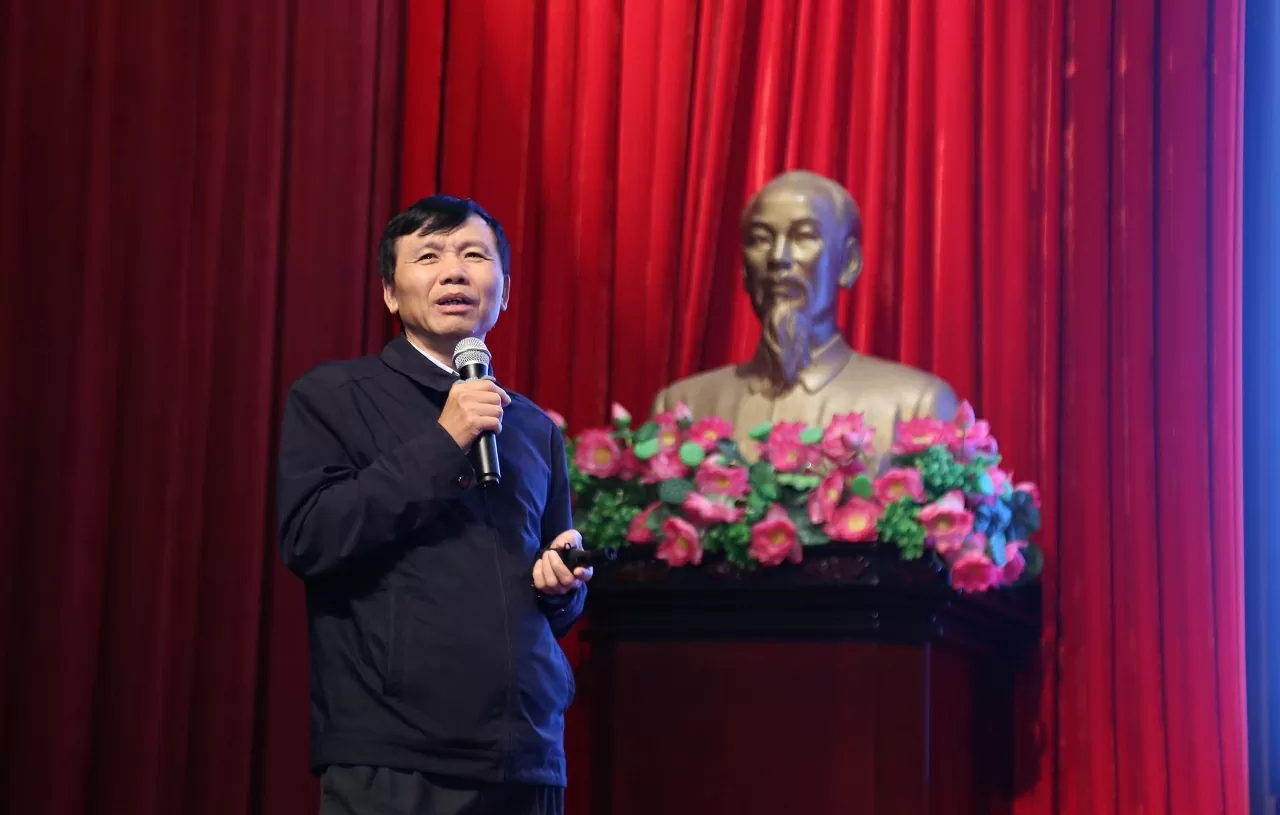 Nguyên Thứ trưởng Ngoại giao, PGS.TS, Đại sứ Đặng Đình Quý thuyết trình chuyên đề tại Hội nghị. (Ảnh: Thành Long)