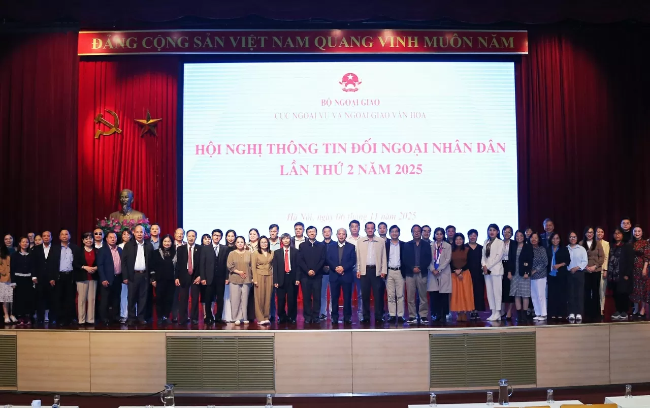 Các đại biểu chụp tấm ảnh lưu niệm. (Ảnh: Thành Long)