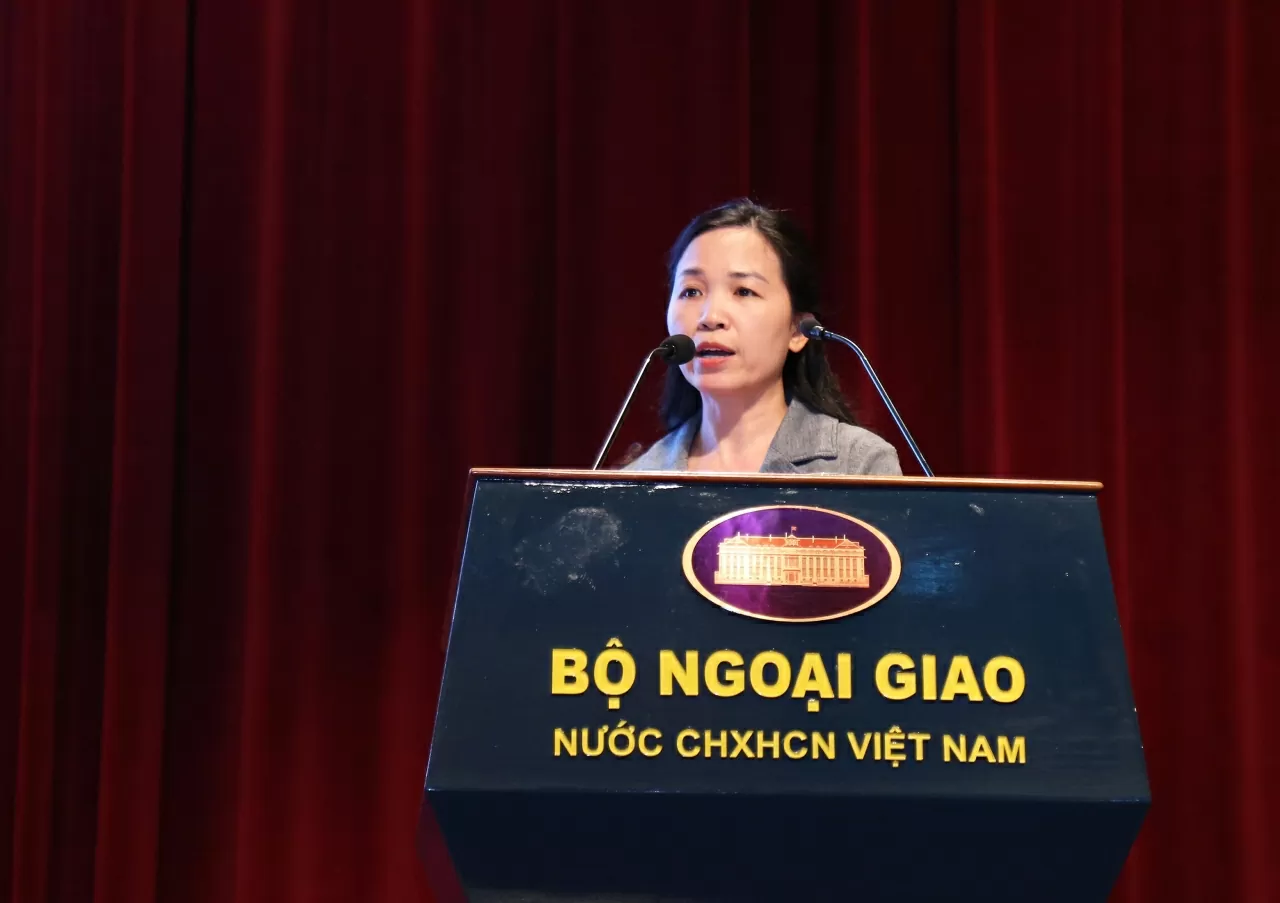 Phó Cục trưởng Cục Ngoại vụ và Ngoại giao văn hóa Vũ Thị Thanh Phương thuyết trình tại Hội nghị. (Ảnh: Thành Long)
