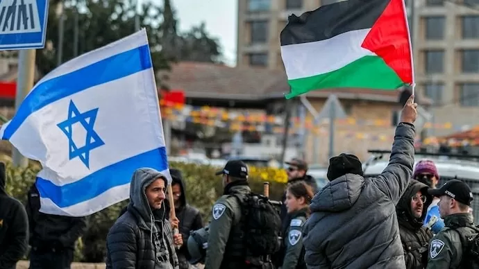Những người biểu tình cầm cờ Israel và Palestine tại Đông Jerusalem. (Nguồn: Getty)