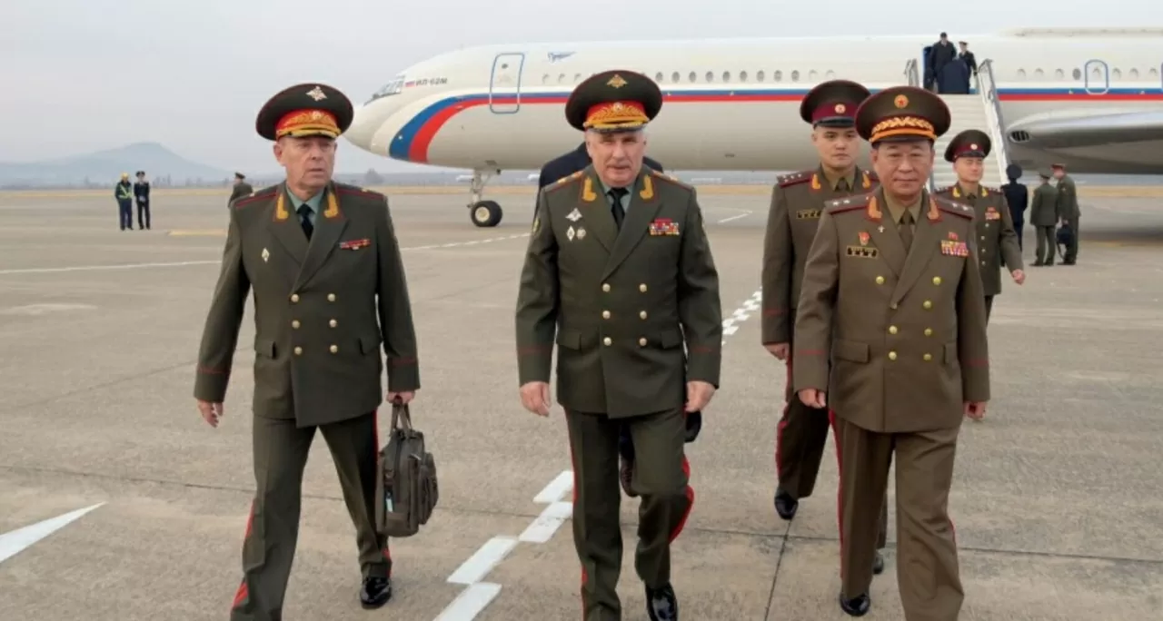 phái đoàn quân sự Nga, do Thứ trưởng Quốc phòng Nga Viktor Goremykin (thứ 2 từ trái sang) dẫn đầu, đã đến Triều Tiên ngày 5/11. (Nguồn: KCNA)