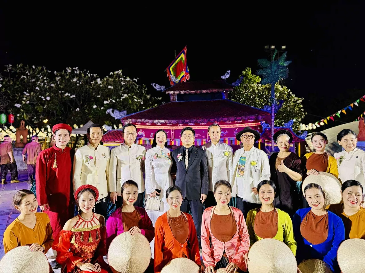 Tổng Lãnh sự Đinh Hoàng Linh (áo đen) và phu nhân, bên trái là Tổng Lãnh sự Lào ông Somsack VILAYTHONE và các lãnh đạo tỉnh Khon Kaen và trường Đại học Khon Kaen. Tổng Lãnh sự Đinh Hoàng Linh (áo đen) và phu nhân, bên trái là Tổng Lãnh sự Lào ông Somsack VILAYTHONE và các lãnh đạo tỉnh Khon Kaen và trường Đại học Khon Kaen.