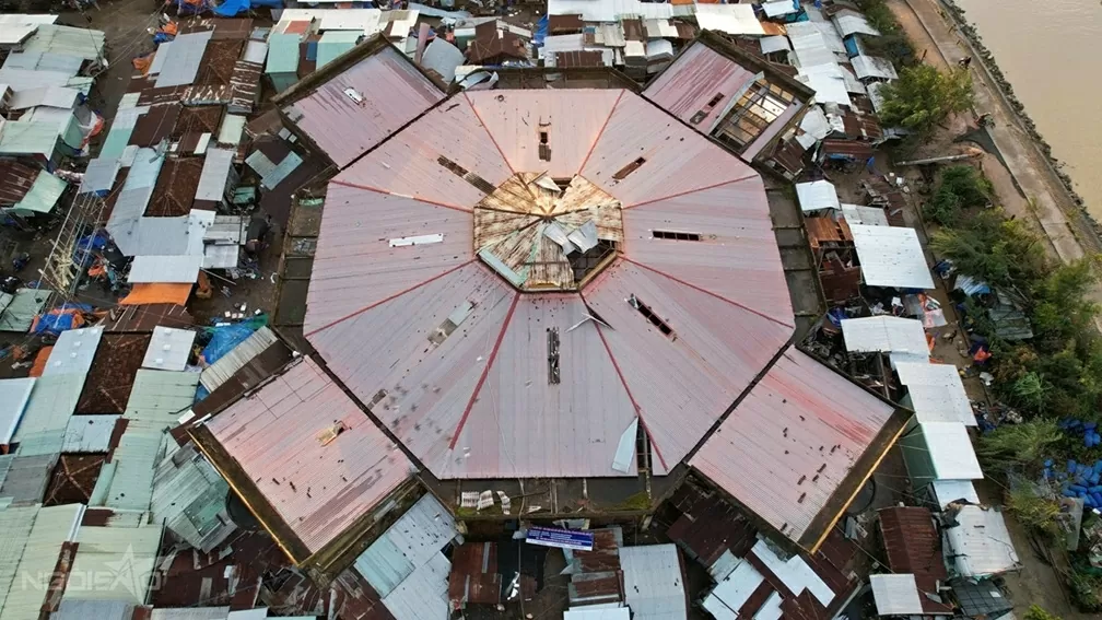 Khi bão Kalmaegi suy yếu thành áp thấp nhiệt đới, tại khu vực chợ Sông Cầu (tỉnh Đắk Lắk), hàng loại mái tôn các hộ dân, nhà lồng bị tốc mái. Đây là khu vực nằm trong vùng tâm bão Kalmaegi quần thảo suốt 5 giờ, với sức gió có lúc lên cấp 13.
