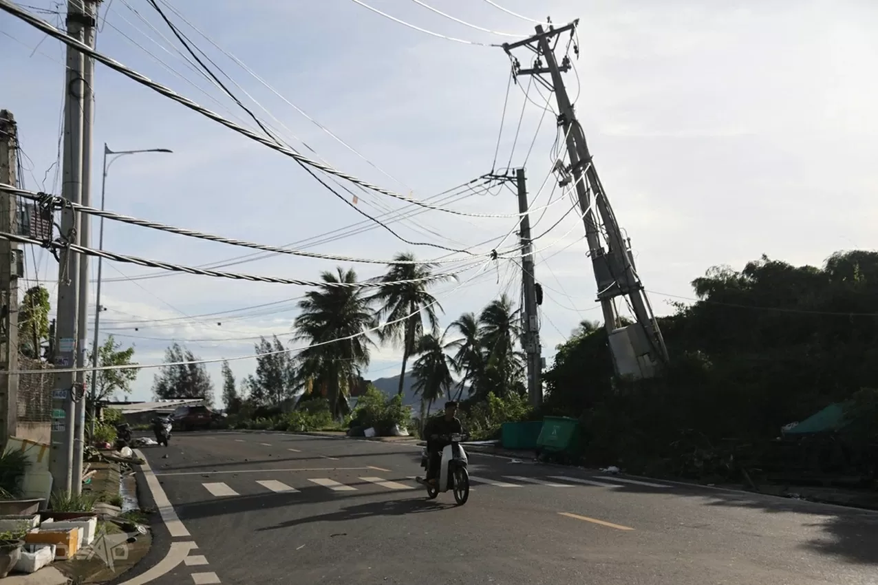Gia Lai: Nhà cửa, đường phố tan hoang sau 5 giờ bão Kalmaegi quần thảo Gia Lai: Nhà cửa, đường phố tan hoang sau 5 giờ bão Kalmaegi quần thảo