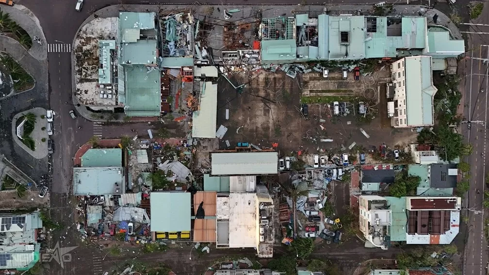 Gia Lai: Nhà cửa, đường phố tan hoang sau 5 giờ bão Kalmaegi quần thảo