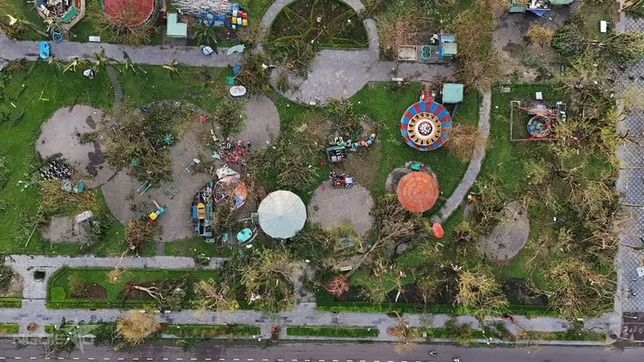 Gia Lai: Nhà cửa, đường phố tan hoang sau 5 giờ bão Kalmaegi quần thảo