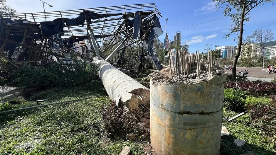 Gia Lai: Nhà cửa, đường phố tan hoang sau 5 giờ bão Kalmaegi quần thảo Gia Lai: Nhà cửa, đường phố tan hoang sau 5 giờ bão Kalmaegi quần thảo