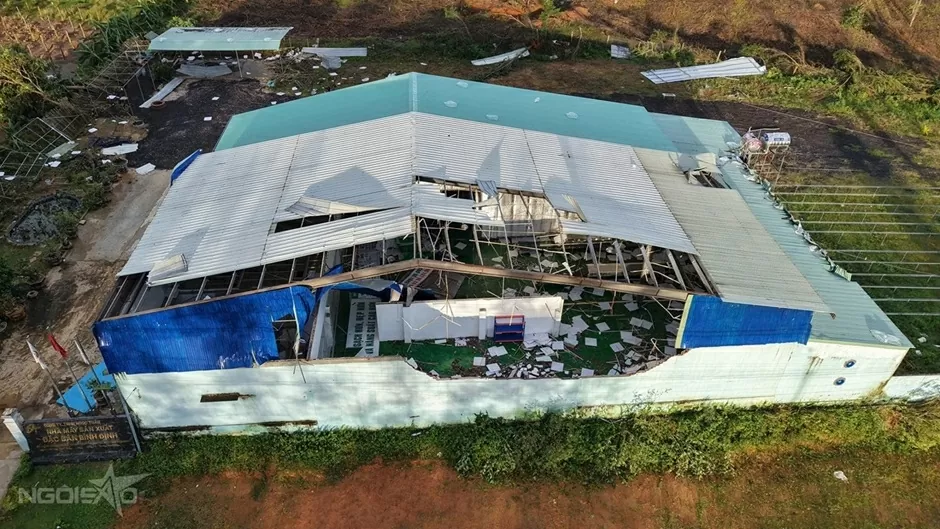 Gia Lai: Nhà cửa, đường phố tan hoang sau 5 giờ bão Kalmaegi quần thảo