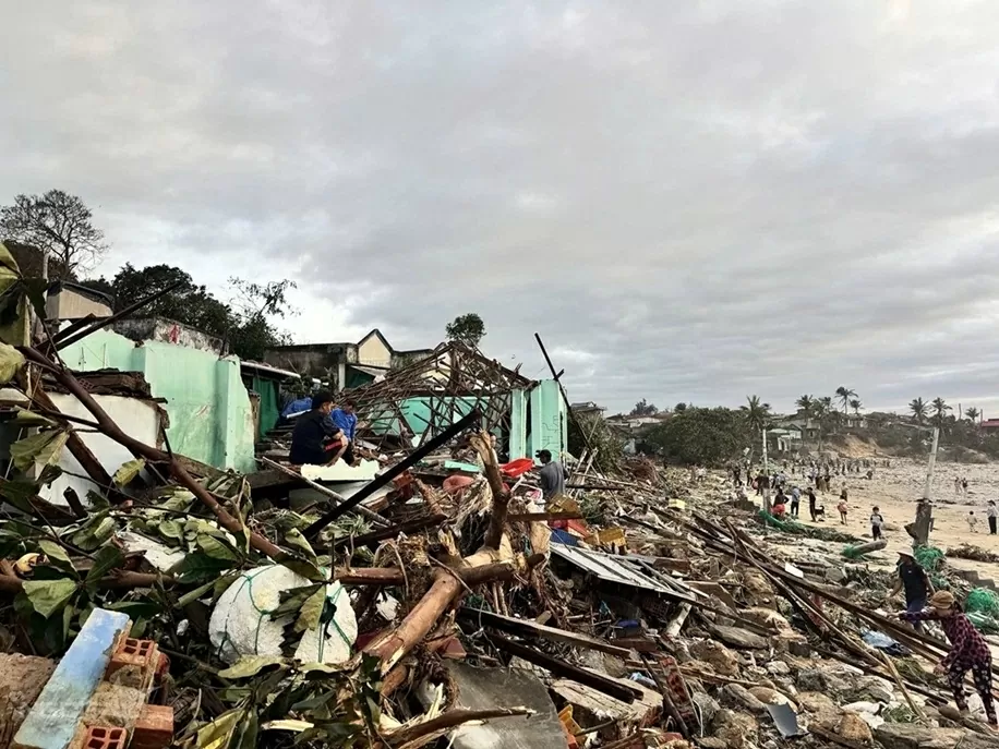 Gia Lai: Nhà cửa, đường phố tan hoang sau 5 giờ bão Kalmaegi quần thảo Gia Lai: Nhà cửa, đường phố tan hoang sau 5 giờ bão Kalmaegi quần thảo
