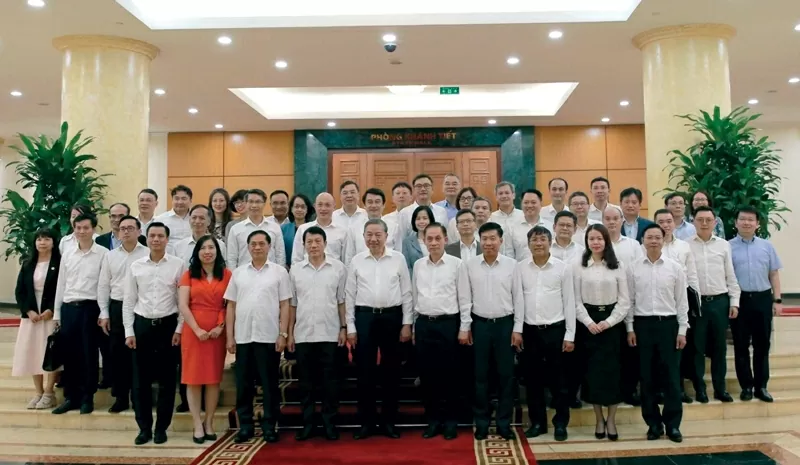 Tổng Bí thư Tô Lâm chụp ảnh lưu niệm cùng các đại biểu tại cuộc làm việc với Ban Thường vụ Đảng ủy Bộ Ngoại giao, ngày 15/9 tại Trụ sở Trung ương Đảng. (Ảnh: Quang Hòa)