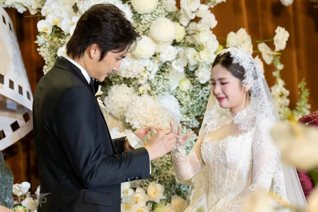 Ngọc Huyền đẹp rạng ngời bên cạnh chú rể Đình Tú