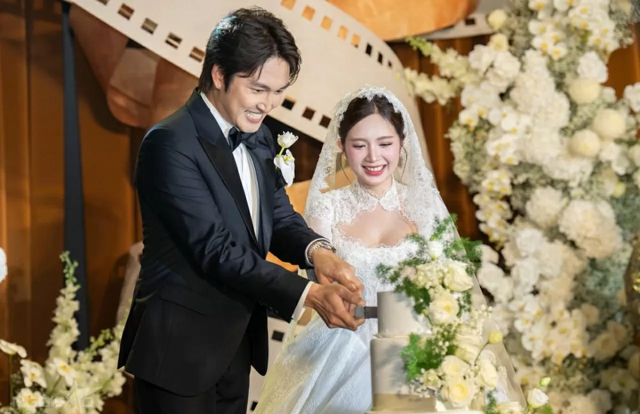 Ngọc Huyền đẹp rạng ngời bên cạnh chú rể Đình Tú