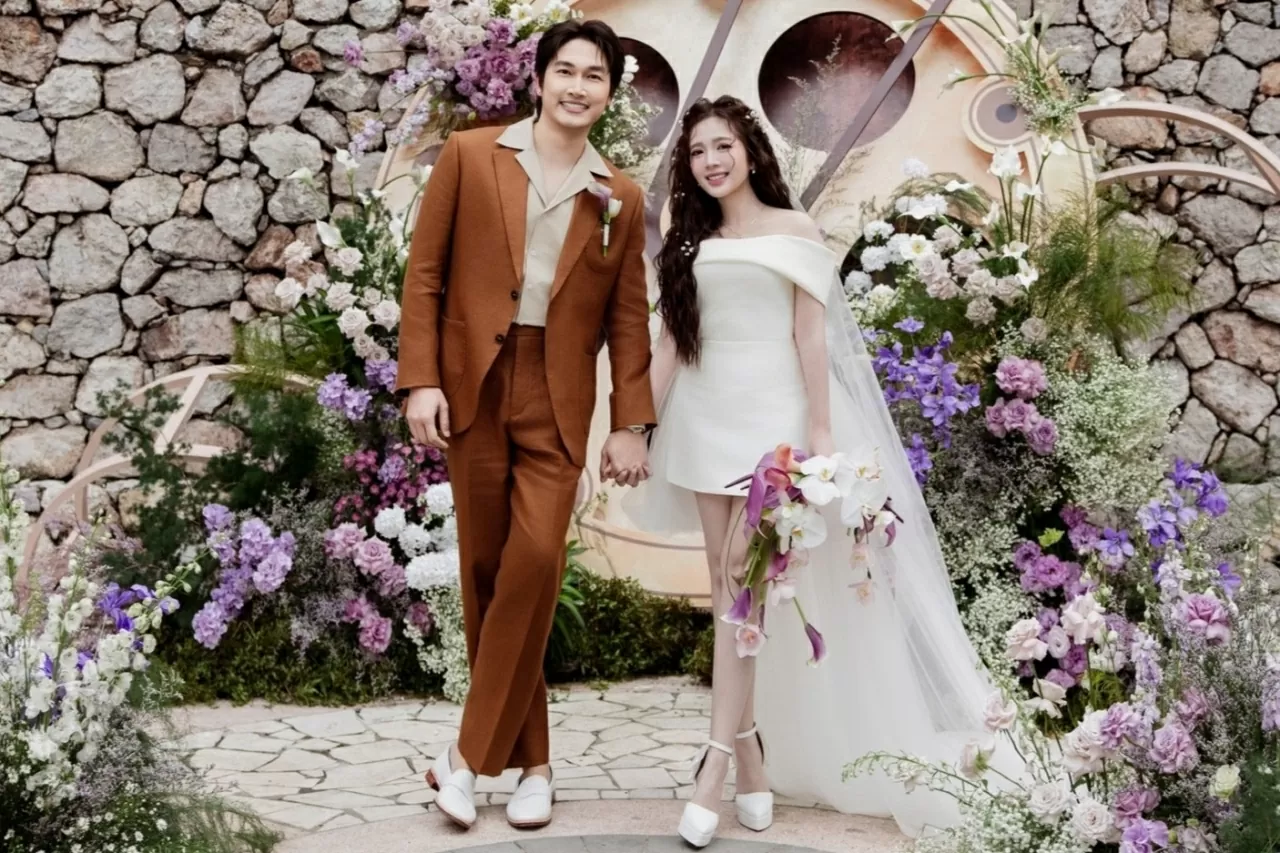 Ngọc Huyền đẹp rạng ngời bên cạnh chú rể Đình Tú Ngọc Huyền đẹp rạng ngời bên cạnh chú rể Đình Tú