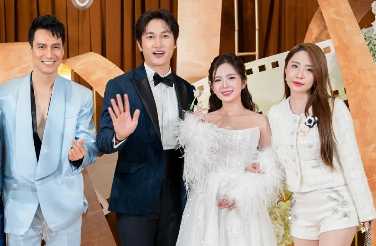 Ngọc Huyền đẹp rạng ngời bên cạnh chú rể Đình Tú Ngọc Huyền đẹp rạng ngời bên cạnh chú rể Đình Tú