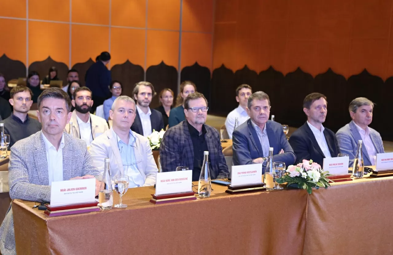 Tham dự buổi lễ khai mạc còn có sự hiện diện của hiện diện của ngài Julien Guerrier, Đại sứ EU tại Việt Nam, cùng các Đại sứ các nước EU tại Việt Nam và các đại diện đến từ Phái đoàn EU. (Ảnh: Thành Long)