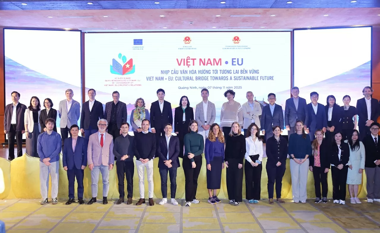 Các đại biểu chụp bức ảnh lưu niệm. (Ảnh: Thành Long)