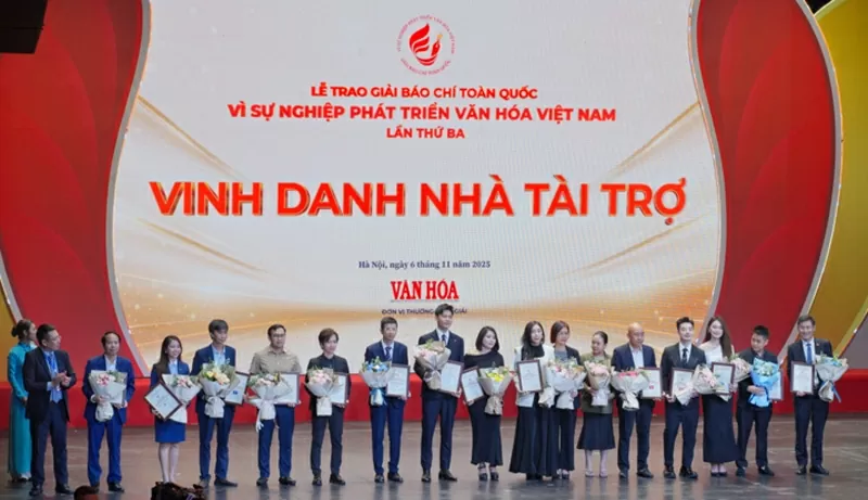 Tổng Biên tập Báo Văn Hoá Nguyễn Anh Vũ trao hoa và chứng nhận, vinh danh các nhà tài trợ Giải