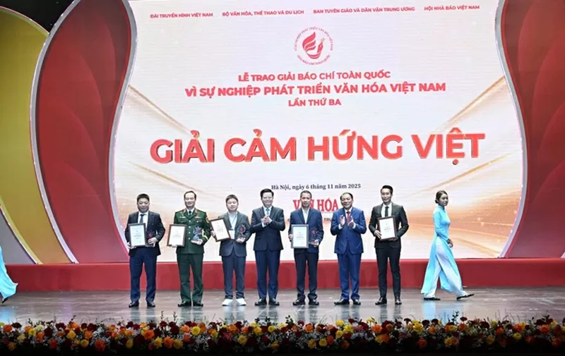 Phó Thủ tướng Mai Văn Chính, Bộ trưởng Bộ VHTTDL Nguyễn Văn Hùng trao Giải “Cảm hứng Việt”cho các tác giả Phó Thủ tướng Mai Văn Chính, Bộ trưởng Bộ VHTTDL Nguyễn Văn Hùng trao Giải “Cảm hứng Việt”cho các tác giả