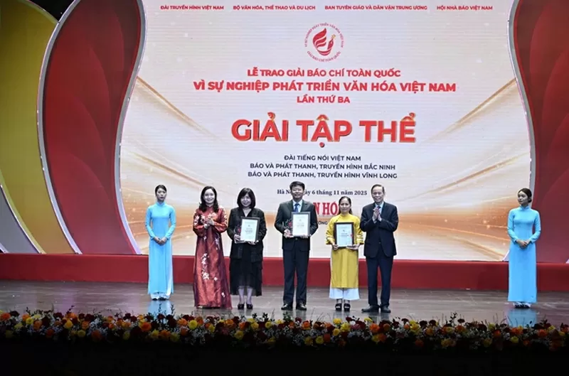 Nguyên Phó Trưởng Ban Thường trực Ban Tuyên giáo Trung ương, nguyên Tổng Biên tập Báo Nhân dân, nguyên Chủ tịch Hội Nhà báo Việt Nam Nguyễn Hồng Vinh và Thứ trưởng Bộ VHTTDL Trịnh Thị Thủy trao Giải Tập thể cho 3 cơ quan báo chí có nhiều tác phẩm tham dự, có chất lượng và đạt kết quả cao