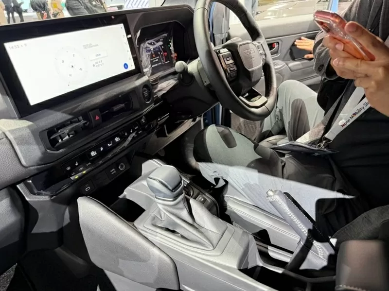 Bên trong cabin, Toyota tiếp tục theo đuổi phong cách đơn giản và thực dụng.