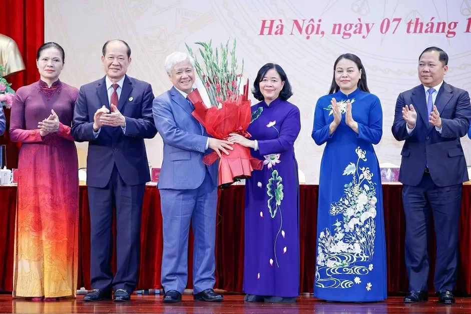 Bà Bùi Thị Minh Hoài giữ chức Chủ tịch Ủy ban Trung ương Mặt trận Tổ quốc Việt Nam khóa X