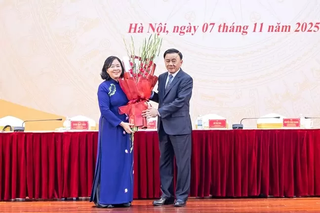 Bà Bùi Thị Minh Hoài giữ chức Chủ tịch Ủy ban Trung ương Mặt trận Tổ quốc Việt Nam khóa X