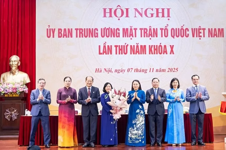 Bà Bùi Thị Minh Hoài giữ chức Chủ tịch Ủy ban Trung ương Mặt trận Tổ quốc Việt Nam khóa X