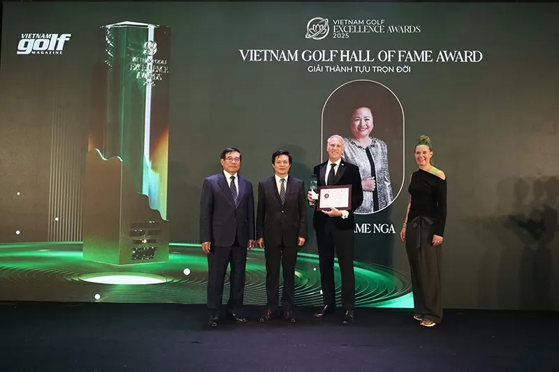 Bà Nguyễn Thị Nga được vinh danh với giải thưởng “Thành tựu trọn đời’ tại Lễ trao giải Vietnam Golf Excellence Awards 2025