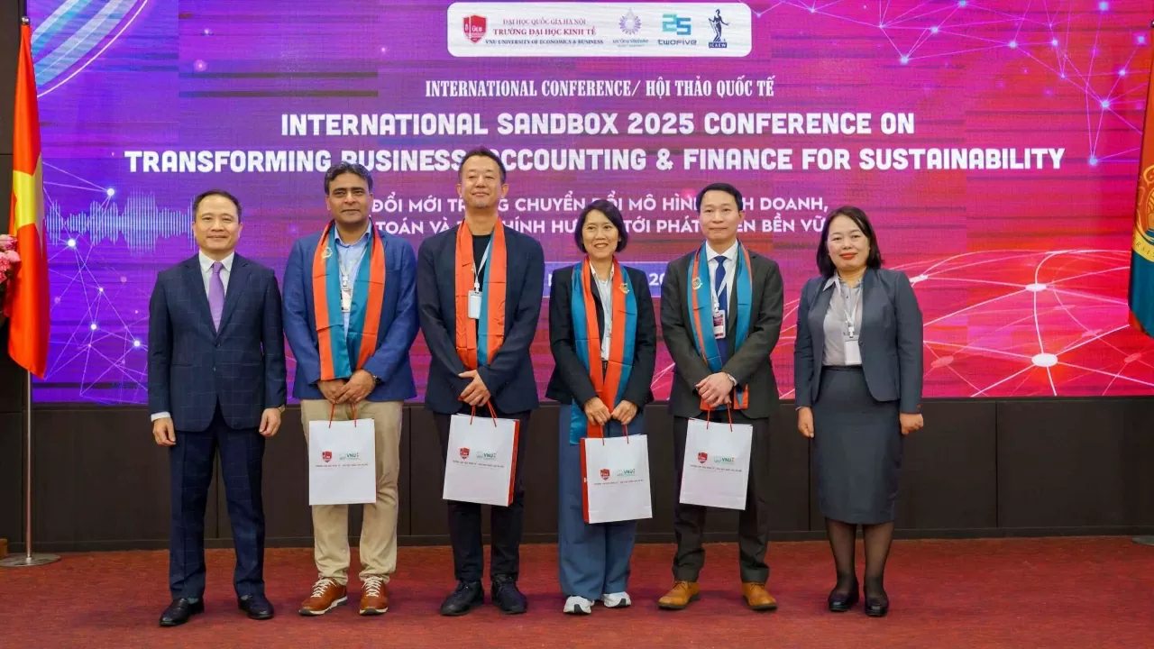 Các diễn giả chính tham dự hội thảo chụp ảnh lưu niệm cùng đại diện nhà trường