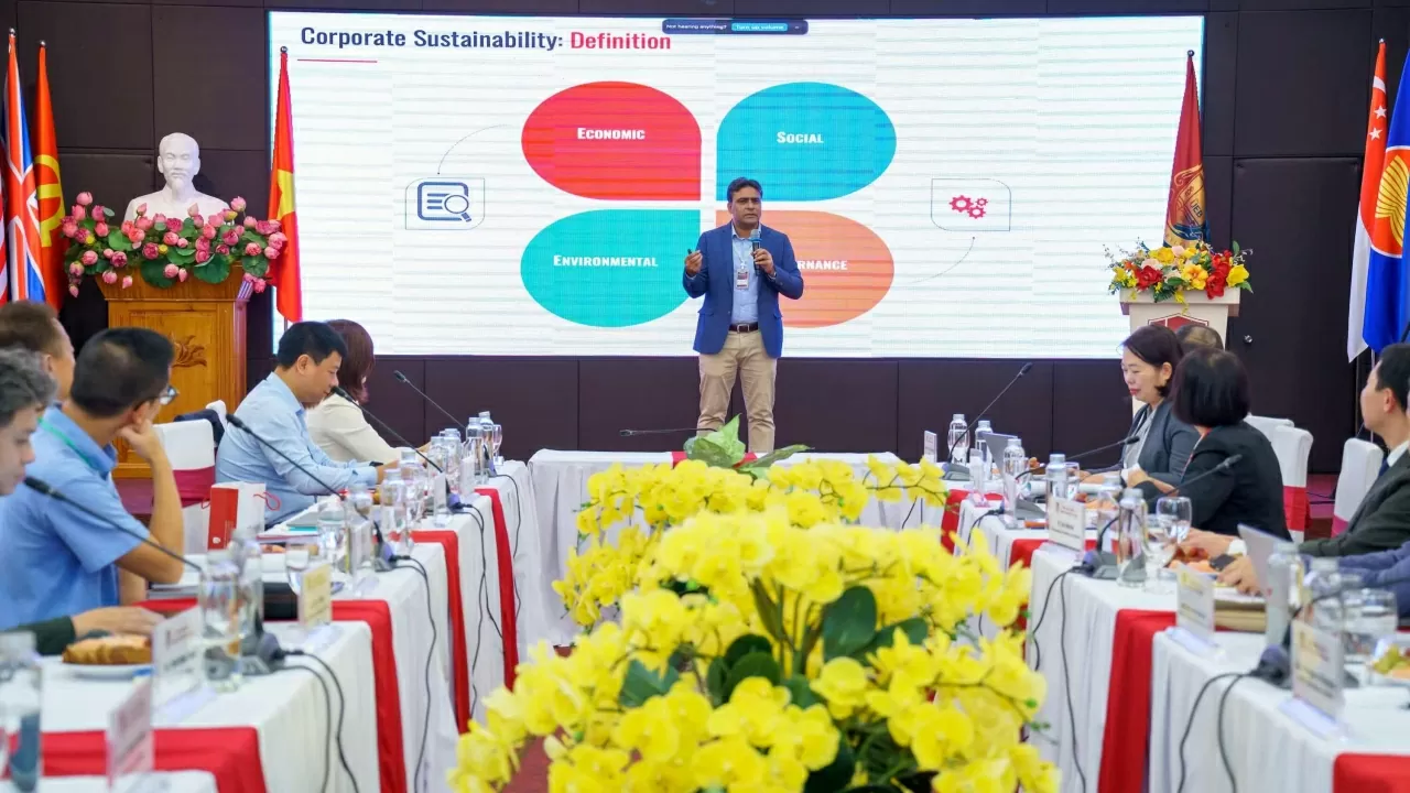 Diễn giả trình bày tham luận tại hội thảo.