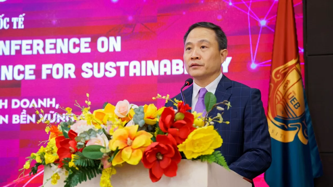 PGS.TS Lê Trung Thành, Hiệu trưởng Trường Đại học Kinh tế – Đại học Quốc gia Hà Nội phát biểu khai mạc hội thảo.