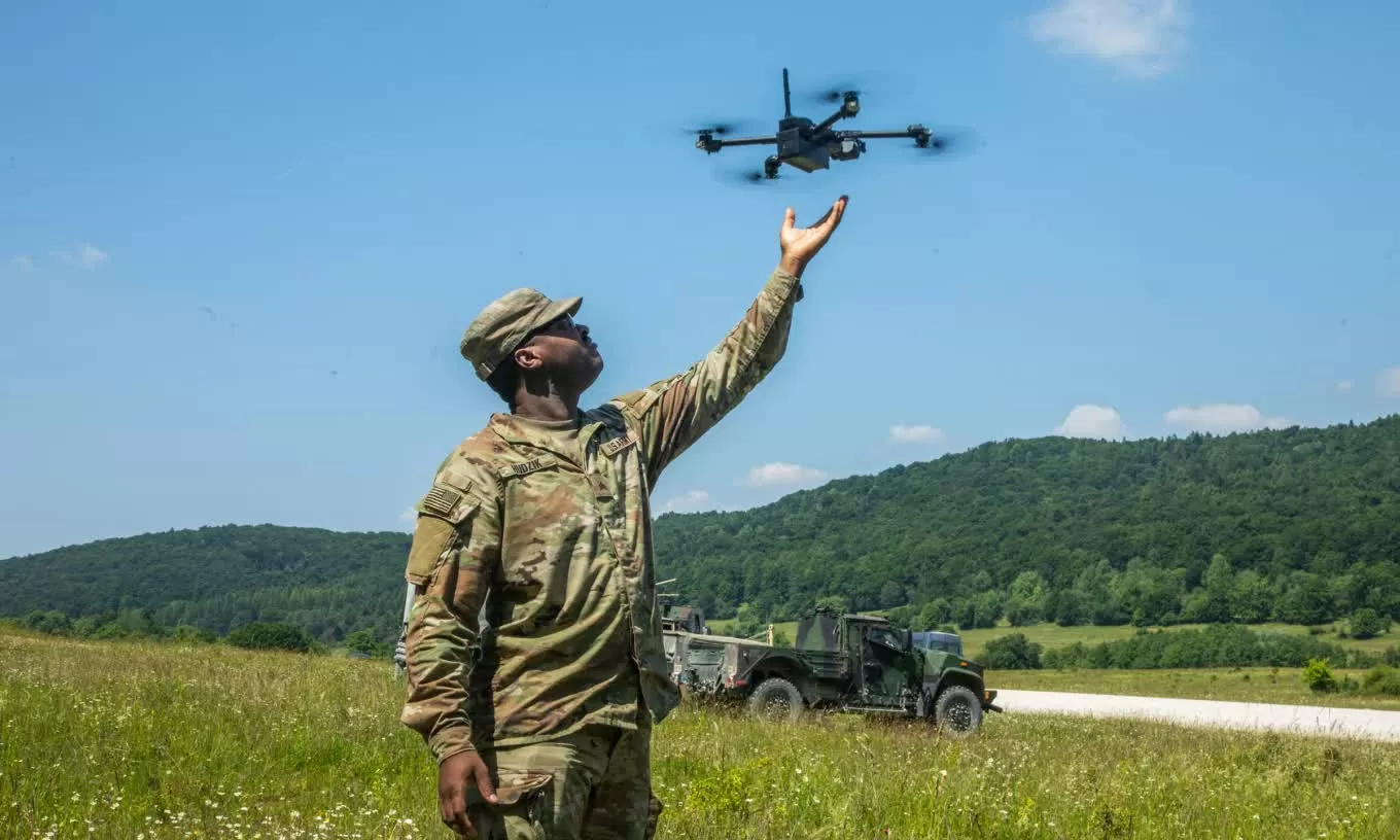 Binh sĩ Quân đoàn 5 sử dụng drone trong buổi huấn luyện tại Đức hồi tháng 6/2025. (Nguồn: US Army) Binh sĩ Quân đoàn 5 sử dụng drone trong buổi huấn luyện tại Đức hồi tháng 6/2025. (Nguồn: US Army)
